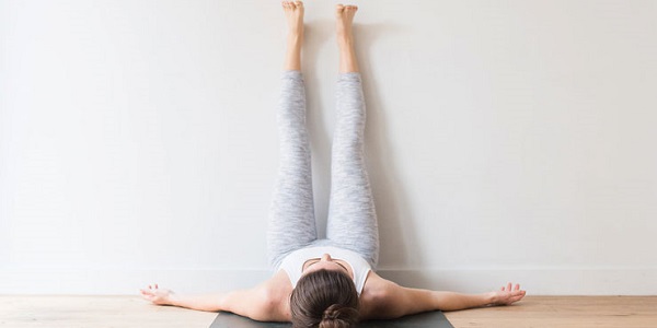 yoga trị liệu mất ngủ tư thế gác chân lên tường
