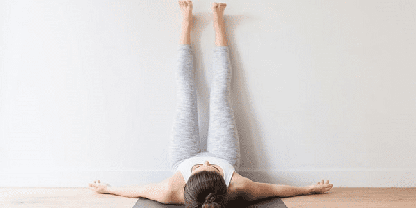 Tư thế gác chân lên tường