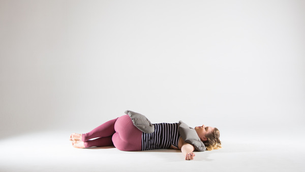 Túi cát trong tư thế này có thể nằm ở phần cánh tay hoặc chân